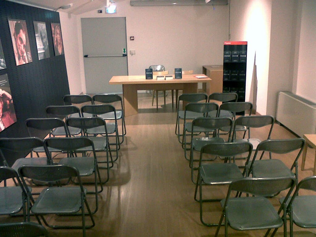 La sala conferenze allestita